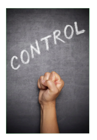 Een opgeheven vuist voor een krijtbord met het woord CONTROL